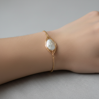 Minimal Wired Baroque Pearl Bracelet