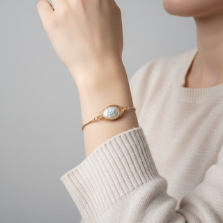 Minimal Wired Baroque Pearl Bracelet